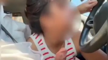 Sedikit Memaksa Pacar Nyepong di Dalam Mobil Cewek Malay