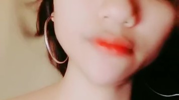 Host Cantik Memeknya Dipamerin Dikocokin