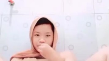 ABG Jilbab Cobain Omek Pake Terong