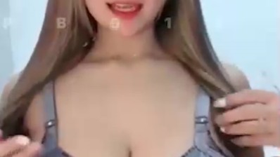 Host Cantik Toket Gede Lepas Bra